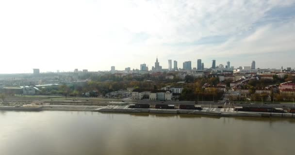 Movimiento Aéreo Descendente al Embankment. Vista de una ciudad — Vídeo de stock