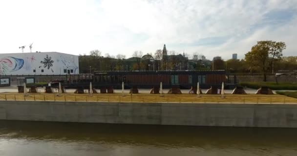 Filmische weergave op een stad. Embankment weergave. Vliegen Over de rivier — Stockvideo