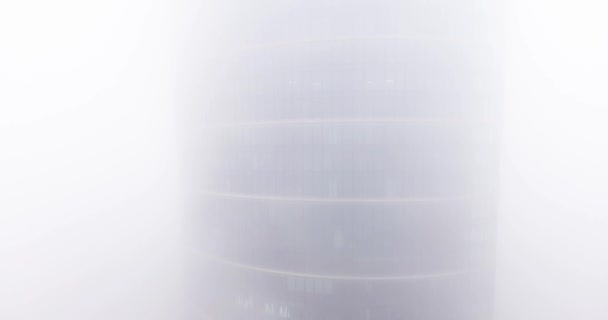 Knappt synliga skyskrapa genom Smog. Antenn skott från botten — Stockvideo