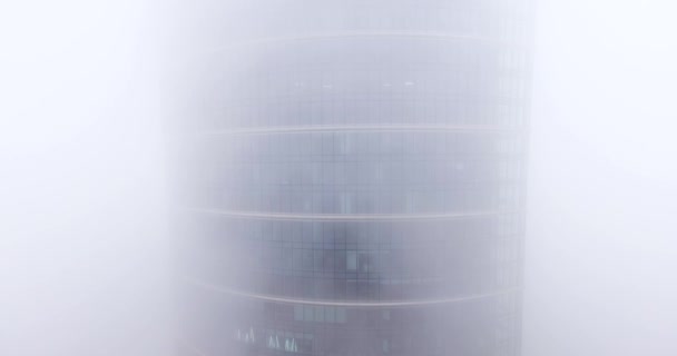 Zichtbaar Smog op een achtergrond van wolkenkrabbers — Stockvideo
