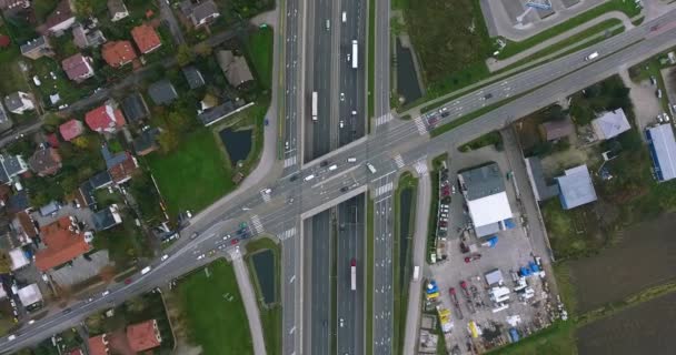 Vista general del Timelapse en la autopista. Disparo aéreo. Tráfico que pasa por — Vídeo de stock