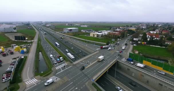 Pasado volando al tráfico de la autopista. Disparo aéreo — Vídeos de Stock