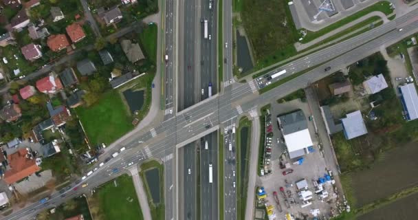 Aerial Overhead Shot Of A Traffic On A Highway (en inglés). Revelando Freeway Down The Road — Vídeo de stock