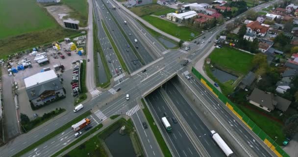 Pohled na předávání provozu dálnice. Letecká Drone Shot — Stock video