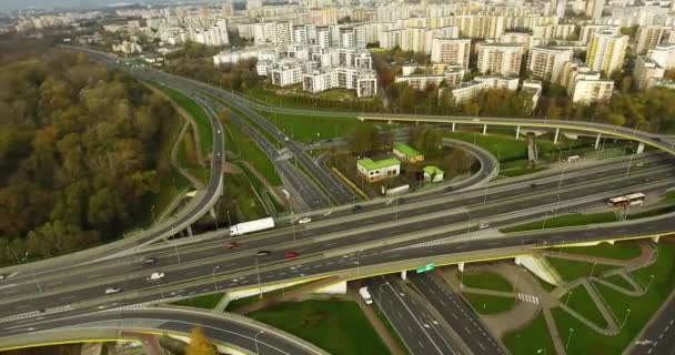 Kreis um Autobahn mit Nahaufnahme. Luftaufnahme — Stockvideo