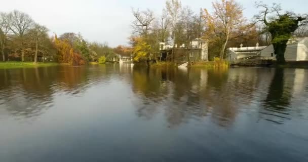 Volando sobre el lago en Lazienki Park. Vista del dron — Vídeo de stock