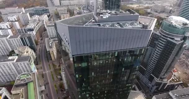 Revealing Shot Of A Modern Skyscraper — Stock Video