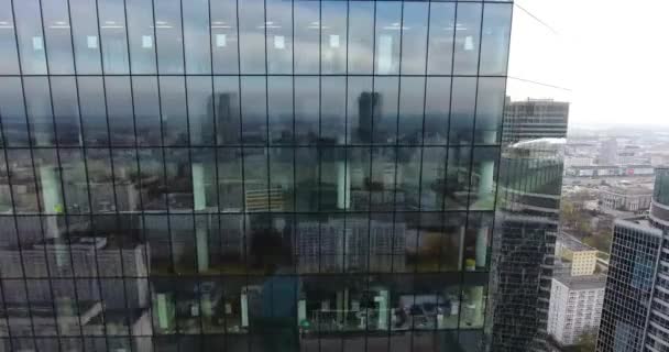 Letecký snímek skleněné mrakodrap — Stock video