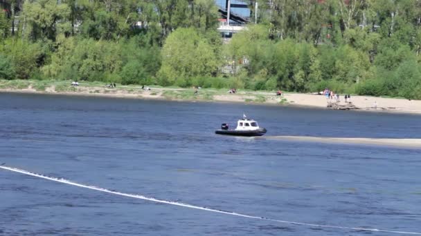 Un barco descansando en una playa en medio de un río — Vídeos de Stock