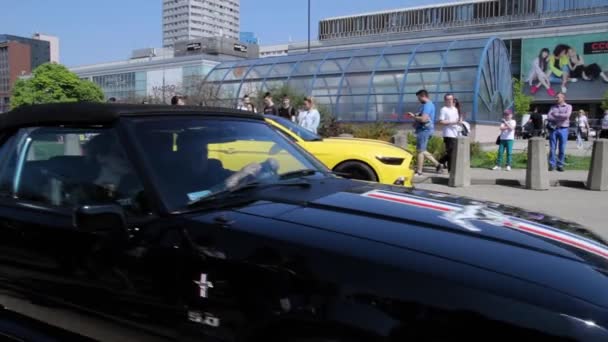 Gelber Ford Mustang laute Motorleistung — Stockvideo