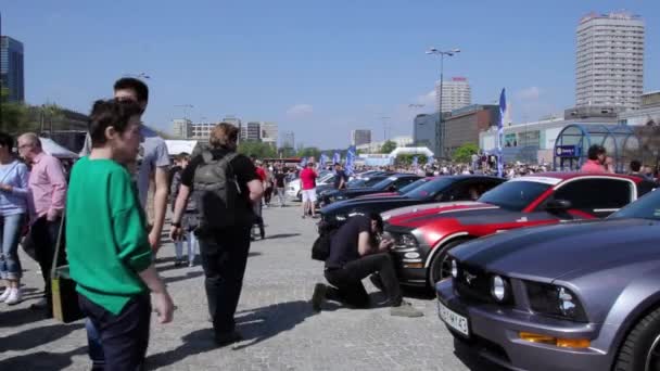 フォード マスタングの自動車ショーの上を歩く人 — ストック動画