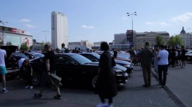Mustang Ford gösteri dizilmiş. Etrafta dolaşan insanlar