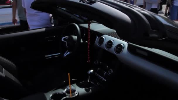 フォード マスタング コンバーチブルの内側に見える — ストック動画