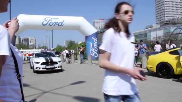 新しい白のフォード マスタング — ストック動画
