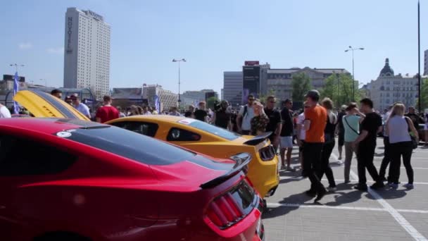 Orangefarbener und roter Ford Mustang — Stockvideo