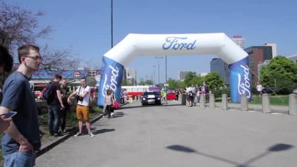 Un mucchio di Mustang in arrivo su Ford Car Show — Video Stock
