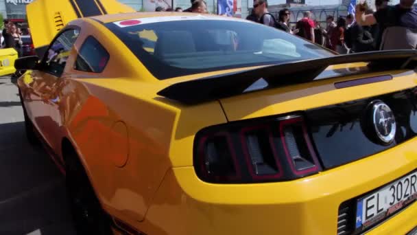 Pan rechts van Oranje Ford Mustang — Stockvideo