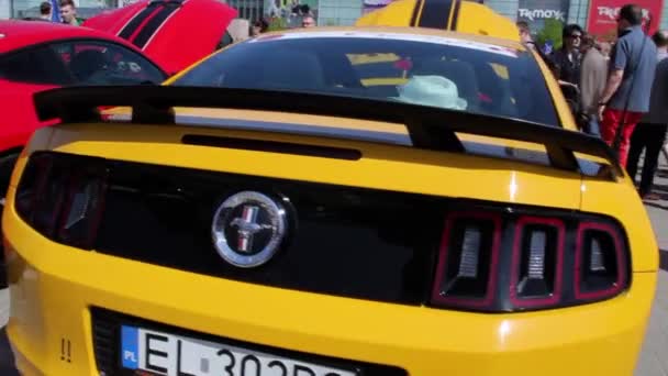 Панорамування праворуч від помаранчевий Ford Mustang — стокове відео