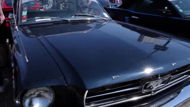 Närbild av Ford Mustang muskel bil. Gamla mode bil — Stockvideo