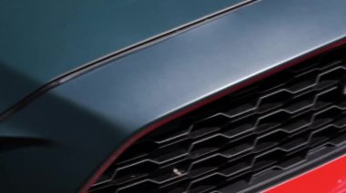 Logo resmini ve Ford Mustang Far kadar yakın