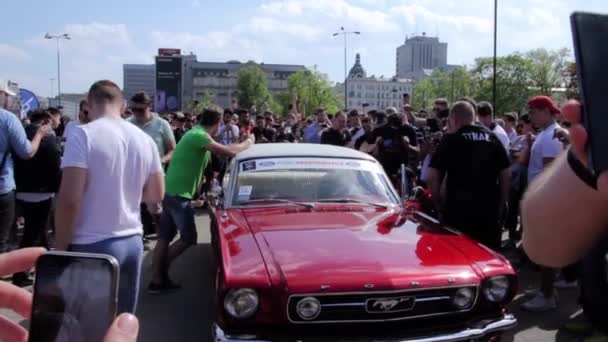 Zeer luid motorprestaties van oude Ford Mustang — Stockvideo