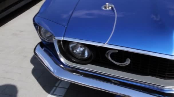 Stäng upp titt på muskel bil. Ford Mustang — Stockvideo