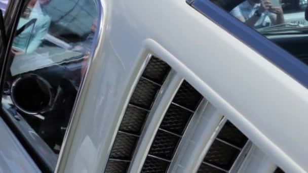 古典的なフォード マスタングのショットを閉じる — ストック動画