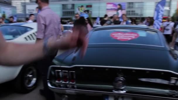 As pessoas estão andando em torno de um Ford Mustang Car Show — Vídeo de Stock