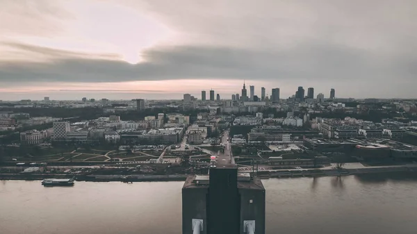 Varşova şehir alacakaranlıkta durumda panoramik havadan görünümü