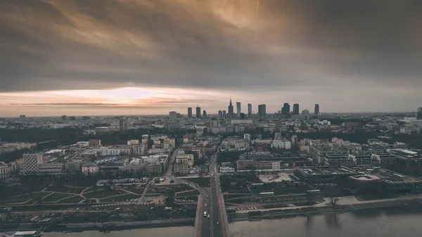 Varşova şehir merkezinin panoramik havadan görünümü. Akşam