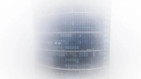 Bir sis kaplı gökdelen