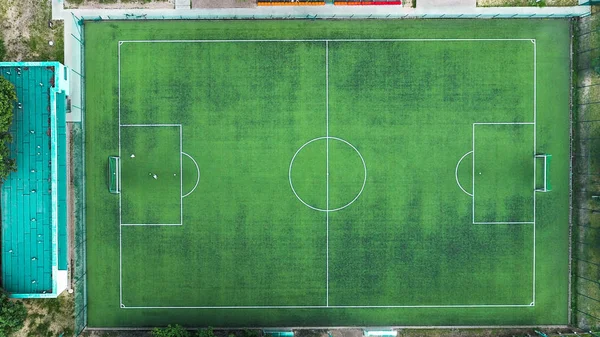 学校の隣のサッカー場の空中写真 — ストック写真