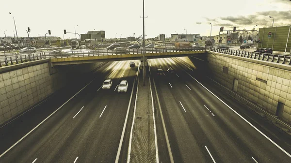 Otoyol kavşağı Varşova. İki çizgi arasında kalan.