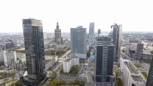 Widok z lotu ptaka na wieżowce w Warszawie — Zdjęcie stockowe