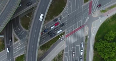 Otoyol kavşağı üzerinde uçan