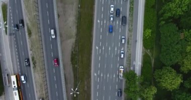 A yolda hareket otomobil genel gider bir kadeh. Hava atış. Doğrudan yukarıdaki