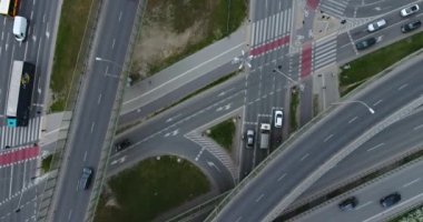 Bir otoyolun kavşak üzerinde ek yükü havadan görünümü