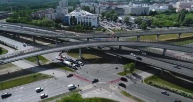 Bir otoyolun kavşak üzerinde havadan görünümü