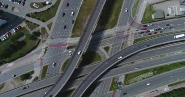 Otoyol kavşağı üzerinde yüksek açılı görünüş. Doğrudan yukarıdaki. Hava atışı