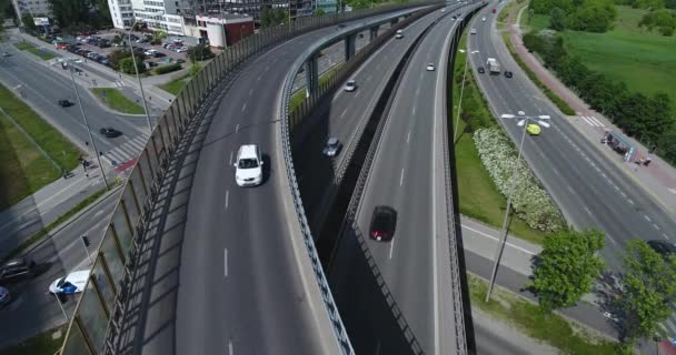 Vista sobre un tráfico que se mueve en una carretera — Vídeos de Stock