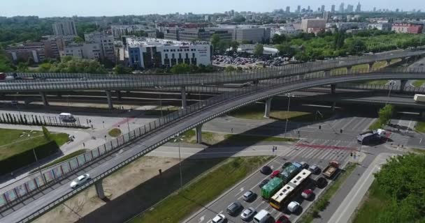 Latanie na skrzyżowaniu autostrady. Drone strzał — Wideo stockowe