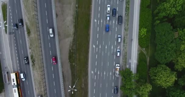 Fotografía aérea de coches moviéndose en una carretera. Disparo aéreo. Directamente arriba — Vídeos de Stock