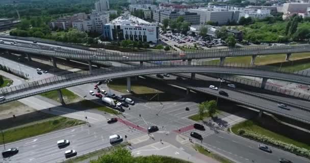 Vista aérea en una intersección de autopista — Vídeos de Stock