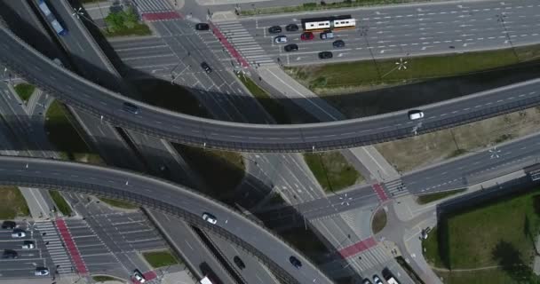 Afslag van de snelweg. Snijpunt van de snelweg. Luchtfoto — Stockvideo