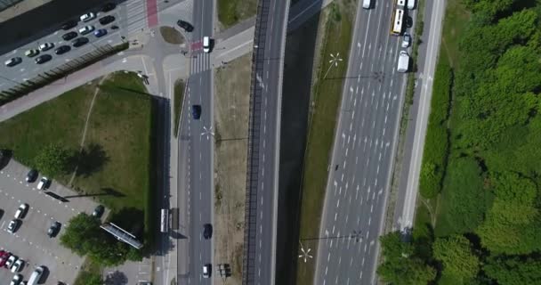 Vliegen Over Highway Junction. Onthullende stad op de achtergrond — Stockvideo