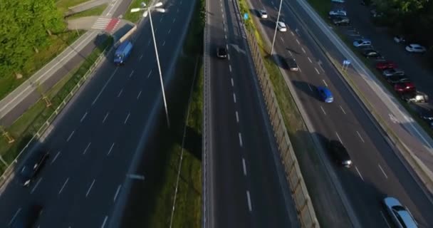 Persiguiendo coches que van por un camino. Disparo aéreo. Disparo aéreo — Vídeos de Stock