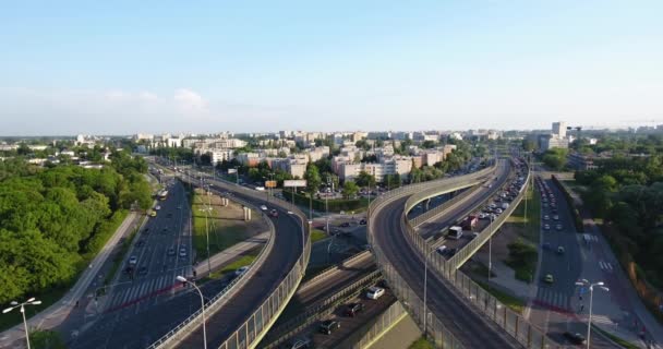 Automobily křížení dálniční křižovatka. Letecký snímek — Stock video