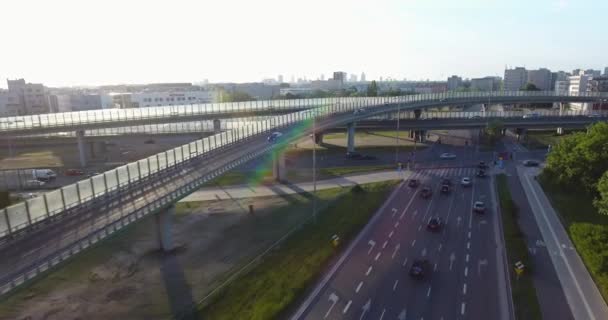 Verfolgungsjagd mit einem schwarzen Auto, das von einer Autobahn auf eine Stadtstraße fährt. Luftaufnahme — Stockvideo