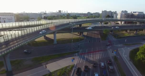 Poursuite d'une voiture. Prise de vue aérienne — Video