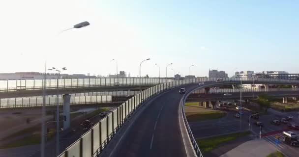A 고속도로에서 자동차를 이동의 공중 탄 — 비디오
